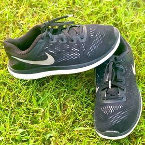 Nike 5.5 Youth teen black and white